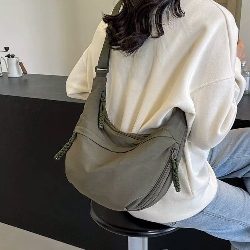 가벼운 반달 크로스백 카키·블랙