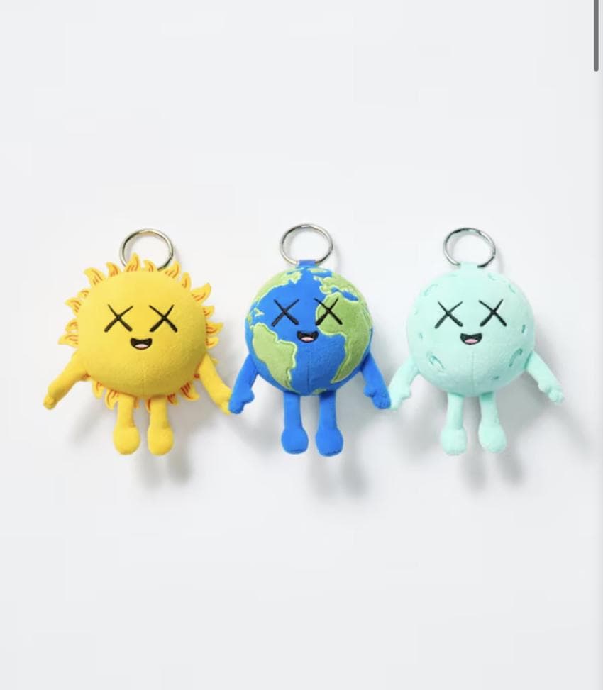 유니클로 × KAWS 키링 3종
