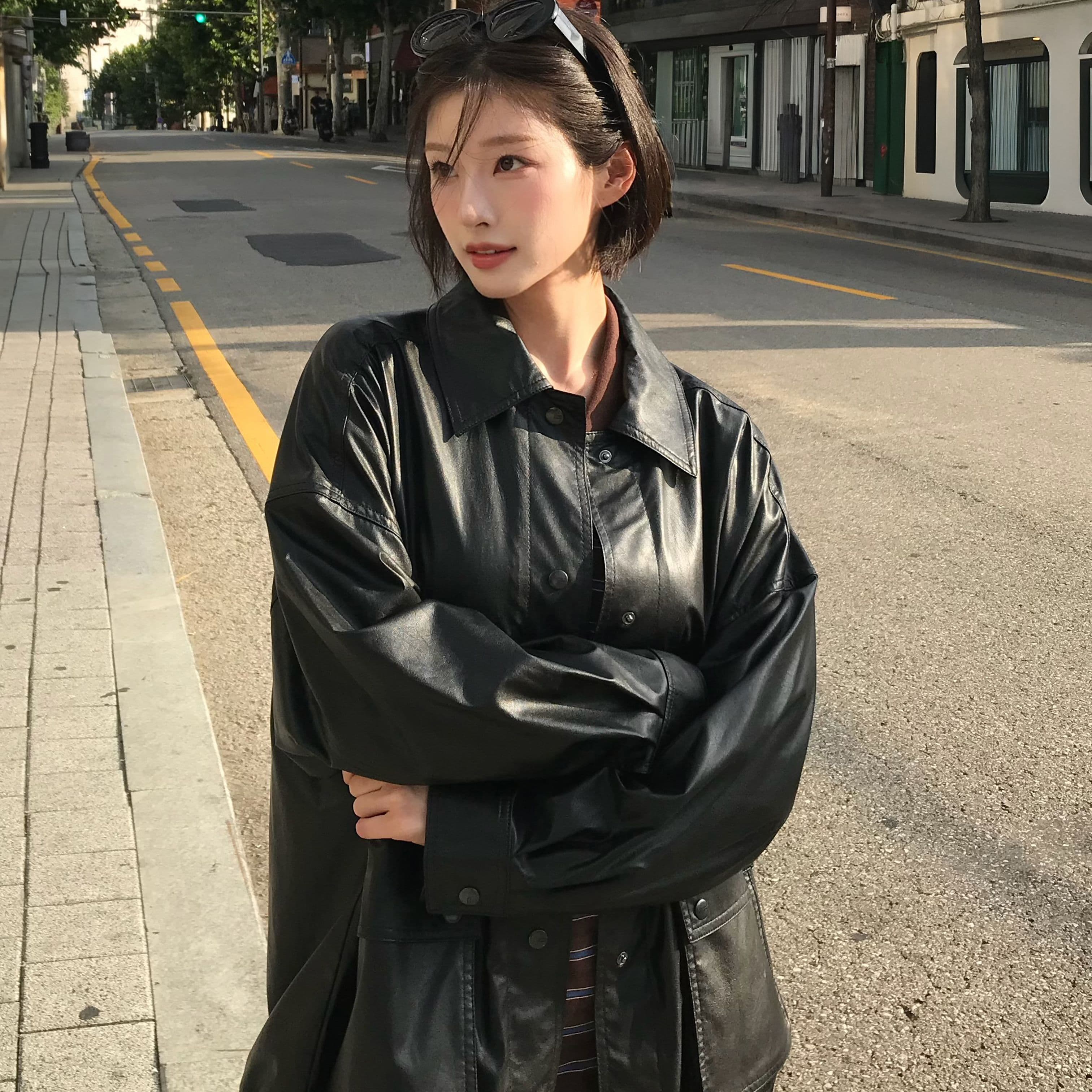 신세틱 레더 셔츠형 하프 자켓 블랙