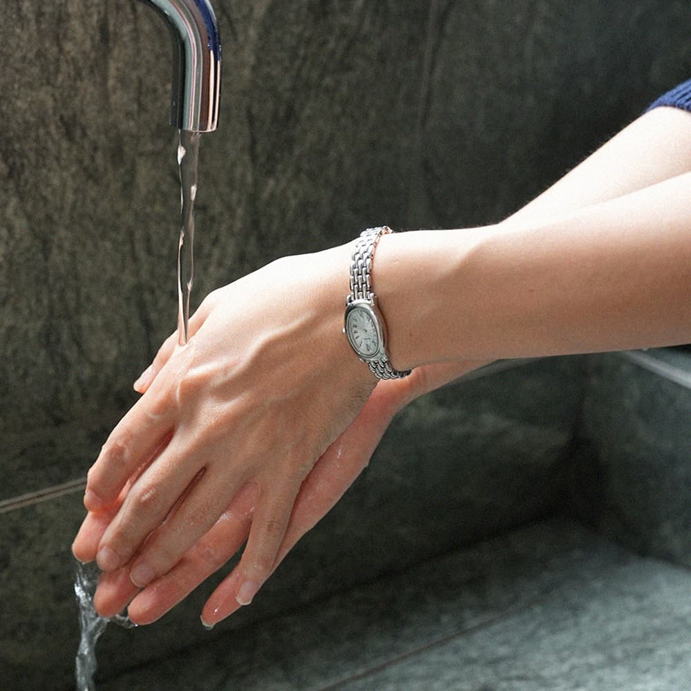 Quiet Oval Metal Watch Silver