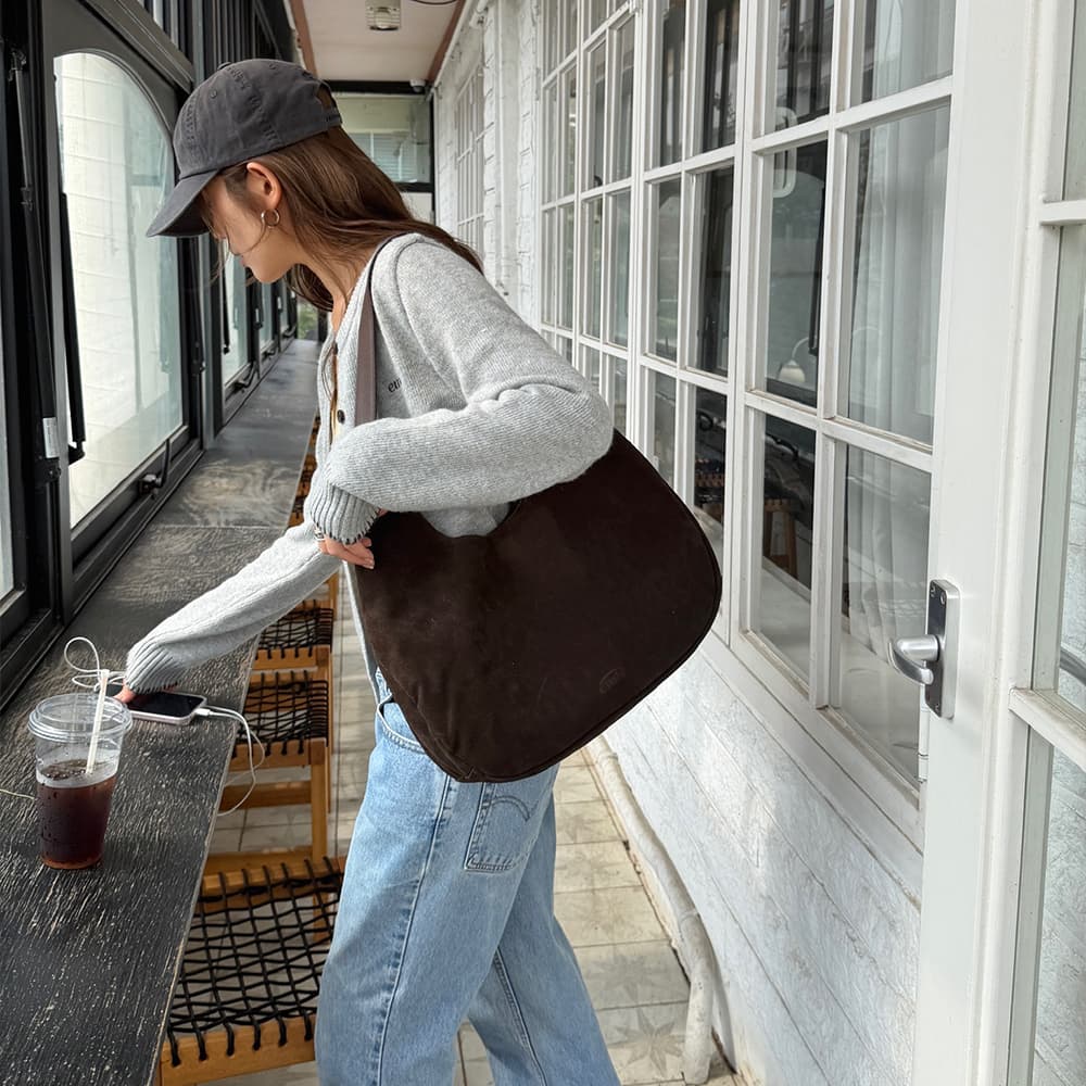 SUEDE 숄더백 브라운