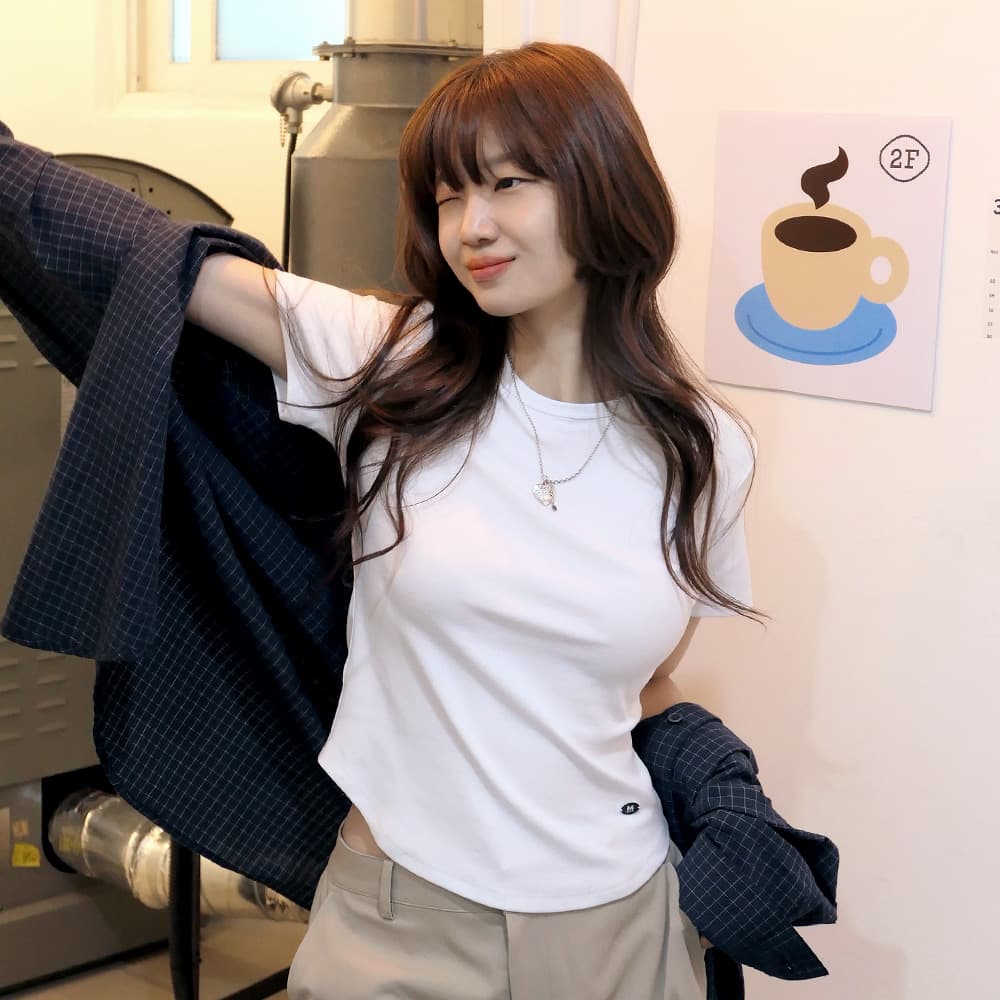 에센셜 라운드넥 반팔