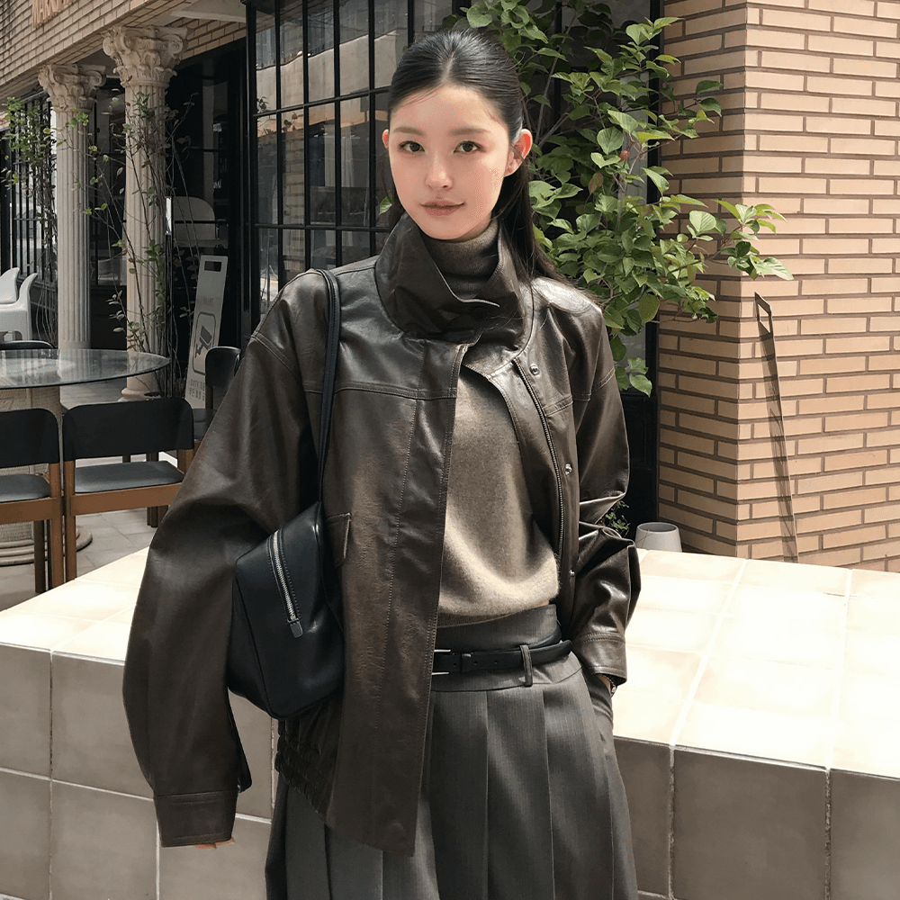 OUT POCKET 하이넥 가죽 블루종